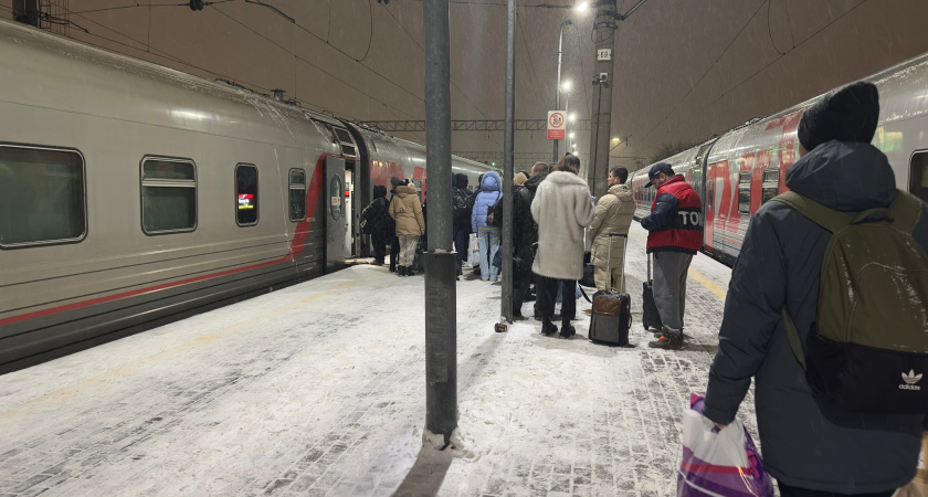 Двое не поделили нижнюю багажную полку в поезде. Проводник объяснил, кто имеет приоритет для размещения багажа внизу