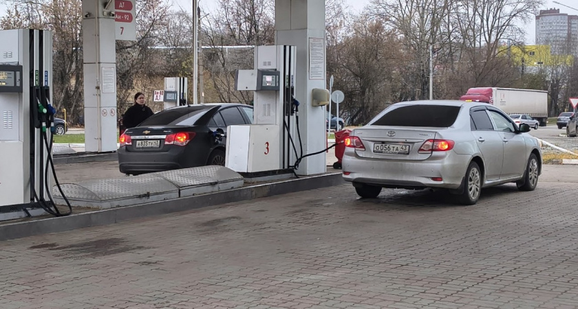 Почему у одних авто лючок бензобака слева, а у других - справа? Запомните раз и навсегда 