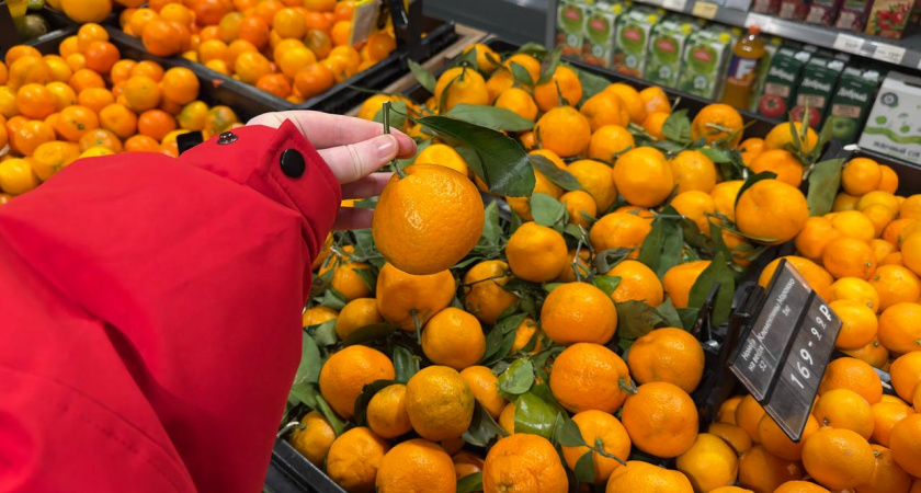 Смотрим на пупок и кожуру: как выбрать сладкие мандарины, не пробуя: советы для похода в магазин