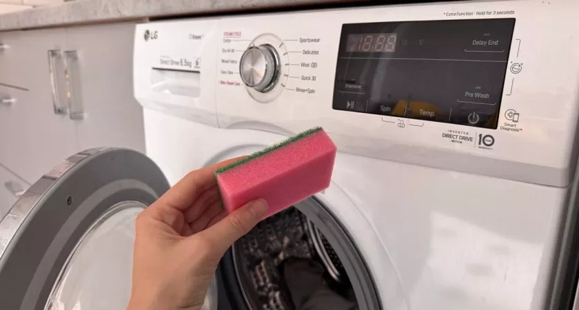 Зачем опытные хозяйки кладут губку в барабан стиральной машины во время стирки: запомните этот крутой лайфхак