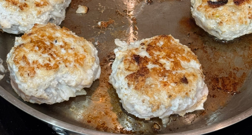 Что добавить в фарш, чтобы котлеты были как облачко и таяли во рту: забытый ингредиент из прошлого века