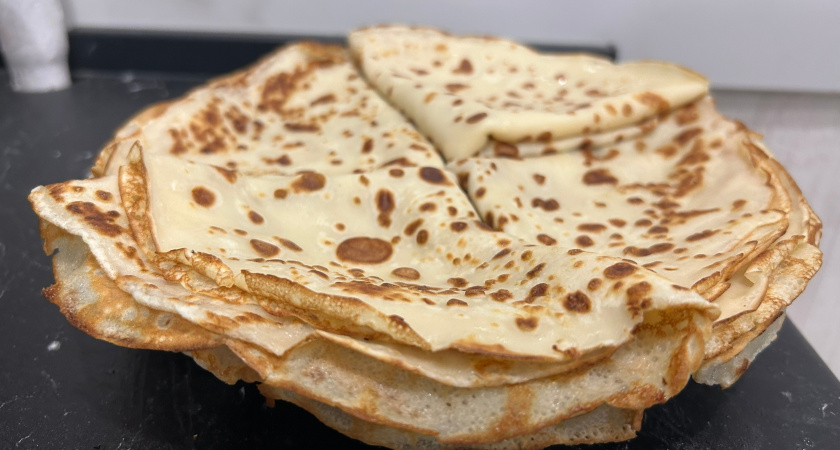 Масленица на носу, а я знаю лайфхак: просто купаю блины в кипящем молоке: вкуснее блинов я еще не ела