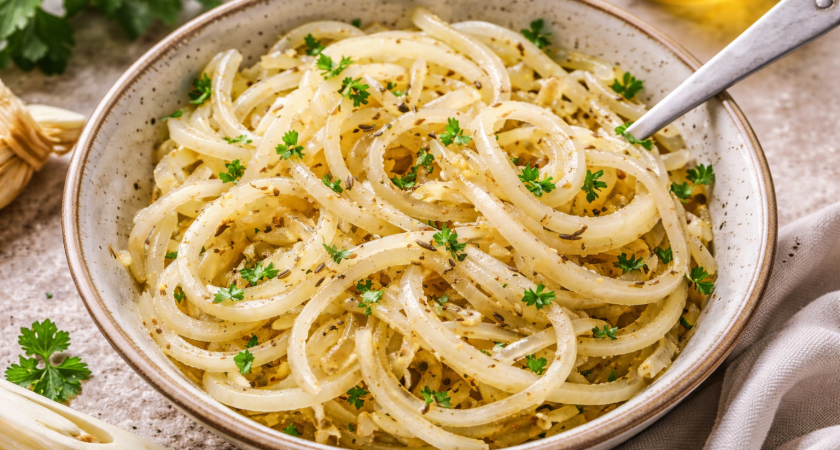 Для этого немецкого лукового салата нужна лишь луковица и немного специй: безумно вкусно, а себестоимость копеечная