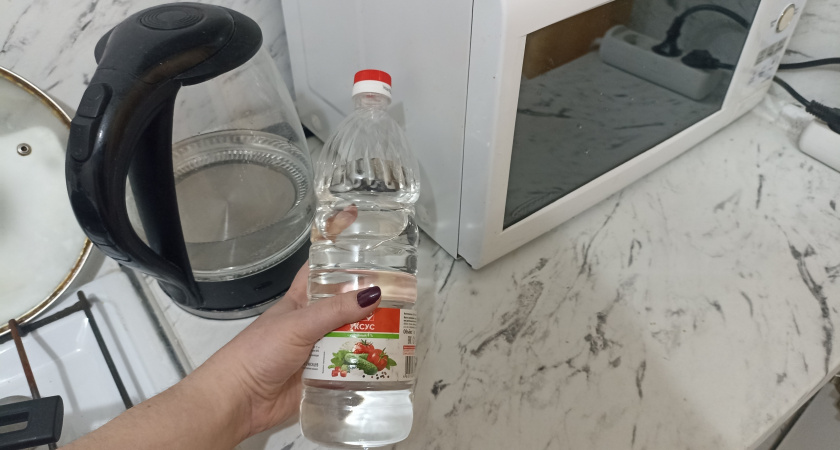 Добавляю уксус в воду для уборки - и в доме пахнет как в отеле: простой трюк уборки