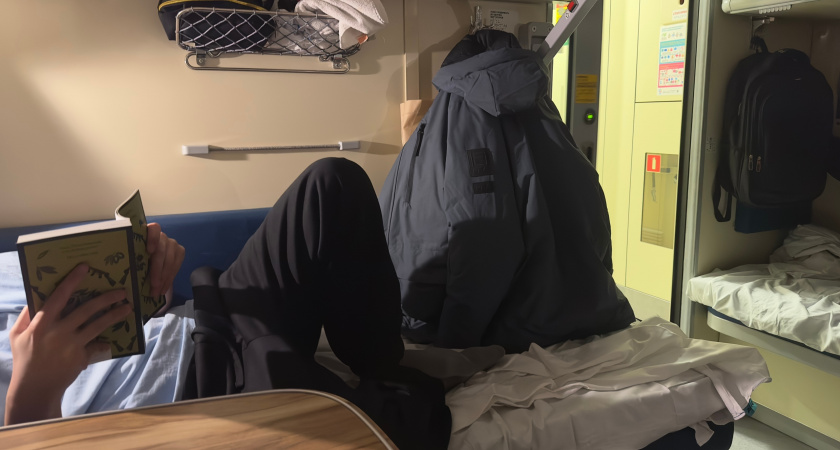 «Берем полки по диагонали»: лайфхак семейных пар для выживания в плацкарте