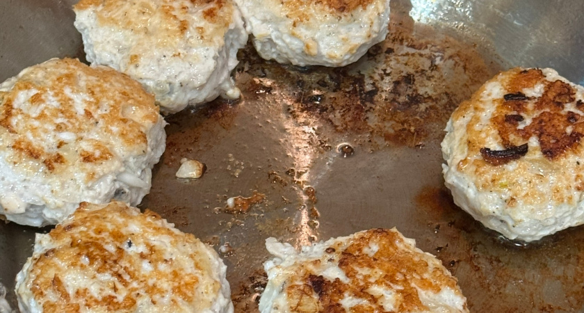 Не просто смешать и пожарить - забудьте о сухих котлетах: вот зачем и как правильно мариновать фарш