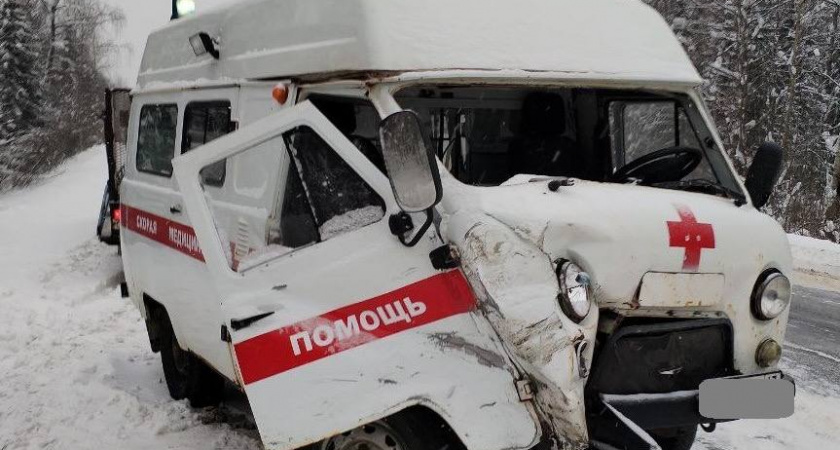 Машина скорой помощи попала в массовое ДТП с грузовиком в Оричевском районе