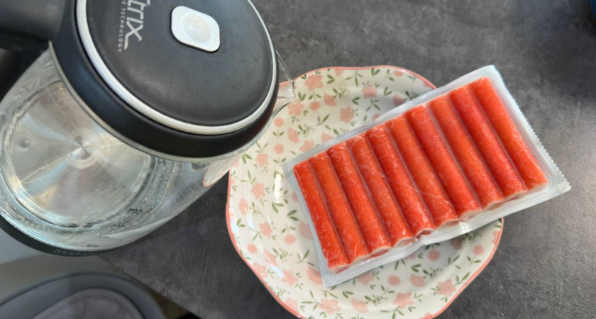 Заливаю крабовые палочки кипятком, на выходе получаю настоящий деликатес за копейки: повар из дорогого ресторана научил