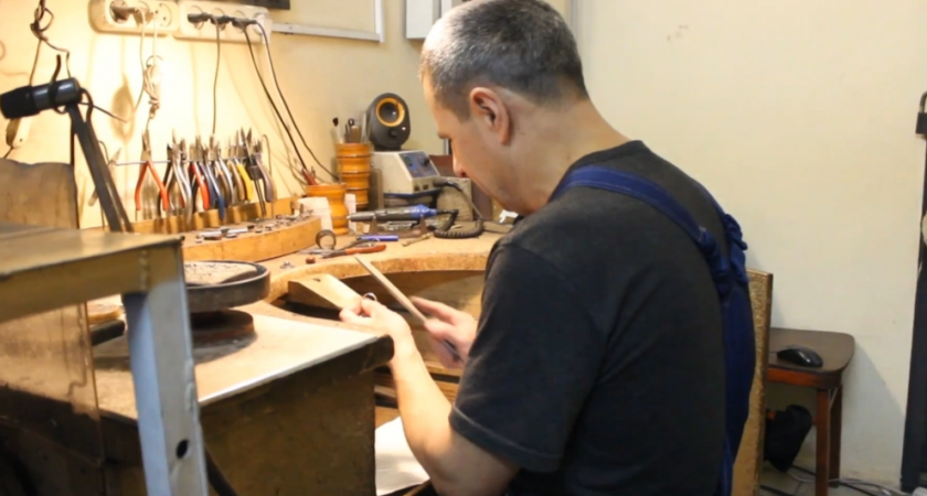 "Не ношу даже обручалку и жене украшения не дарю": ювелир из Кирово-Чепецка о рабочих буднях и необычных заказа