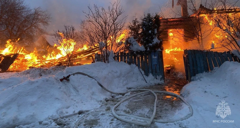 Под Котельничем спасатели вынесли из объятого пламенем дома мужчину без сознания