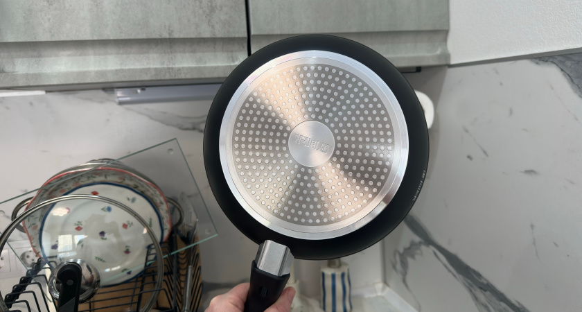 Даешь вторуюжизнь "убитой" сковородке: рабочий метод, который сбивает нагар "хлопьями" и не портит металл