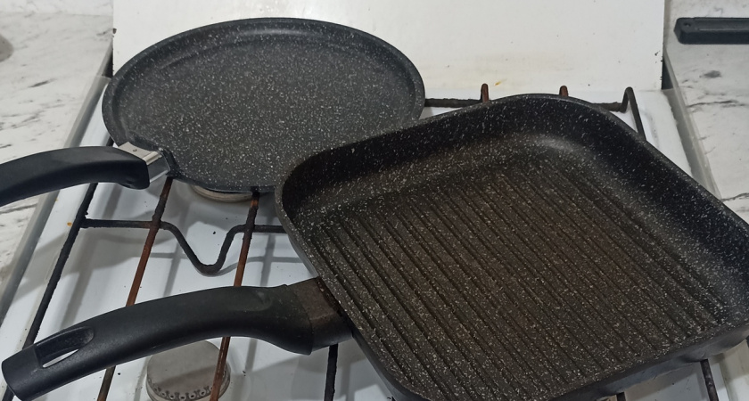 Проверенный мной способ "Два стакана" - поможет отмыть очень грязную посуду: даже старые сковородки засверкают как новенькие