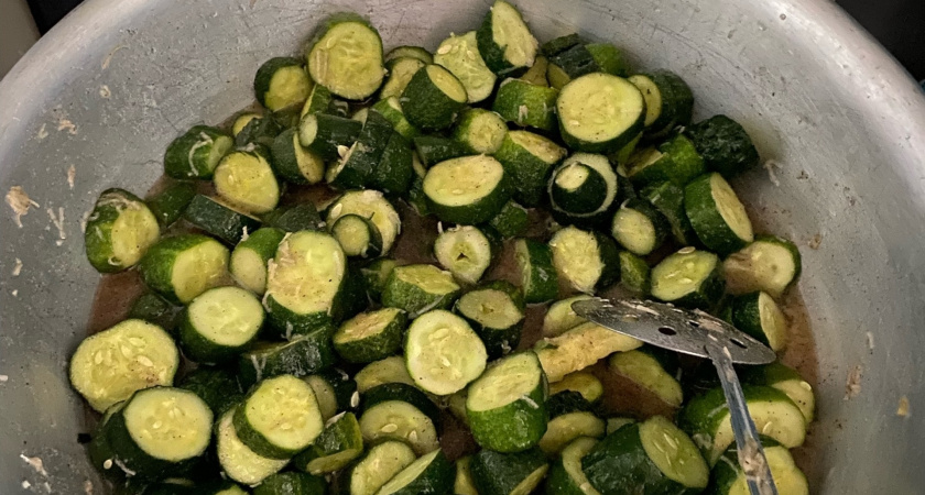 Нет ничего проще и вкуснее, чем эта закуска из соленых огурцов: улетает в миг