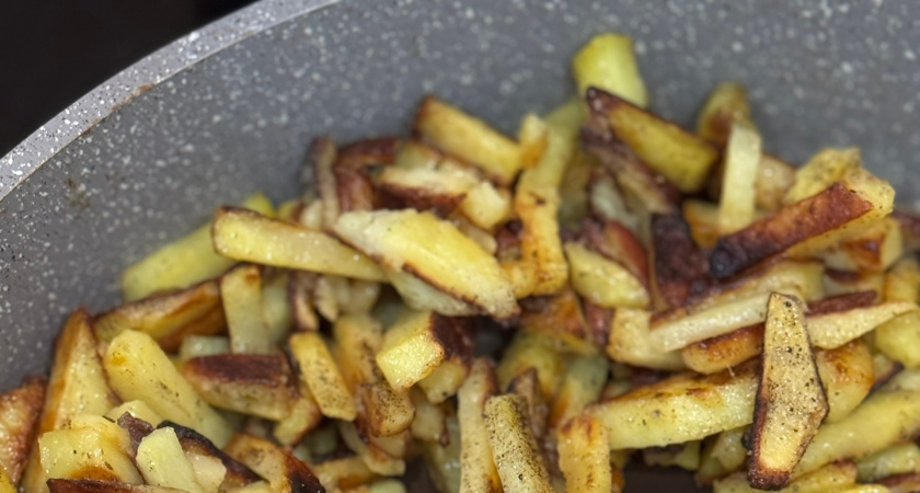 Бабушкин секрет идеальной жареной картошки с нежной серединкой и хрустящей корочкой: готовьте сразу две сковороды