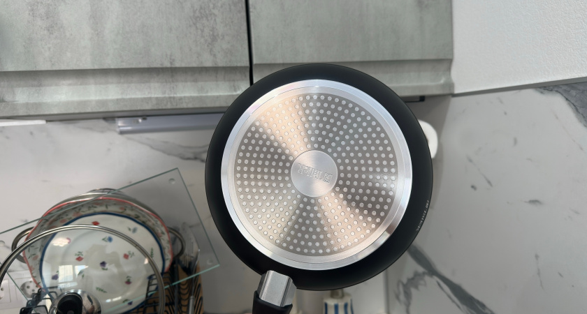 За минуту снимаю 10-летний нагар со сковороды: использую это копеечное средство - оно творит чудеса