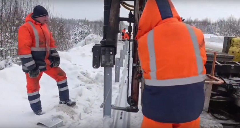 На опасных участках дорог Кирово-Чепецкого района устанавливают барьерное ограждение
