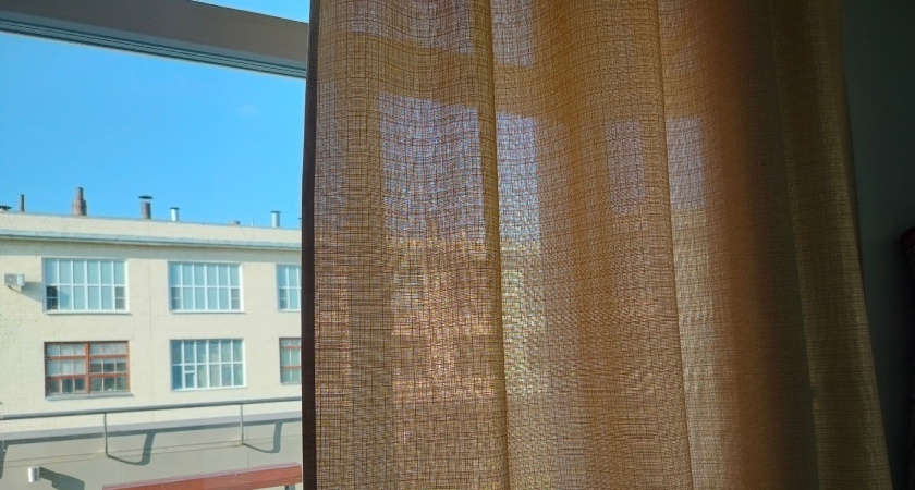 Почему в квартире не хватает света: вы вешаете шторы не так, как нужно - вот что советуют дизайнеры