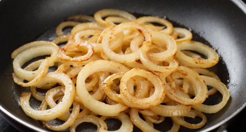 Перед жаркой лука всегда сыплю щепотку соды на сковороду: необычный лайфхак от опытных поваров