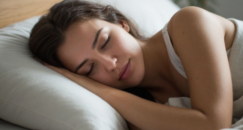 Положил ложку под подушку: сон наладился впервые за годы — как это работает