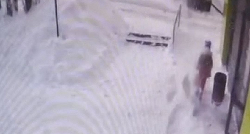 В Кирове возбудили дело после падения снега с крыши дома на школьницу