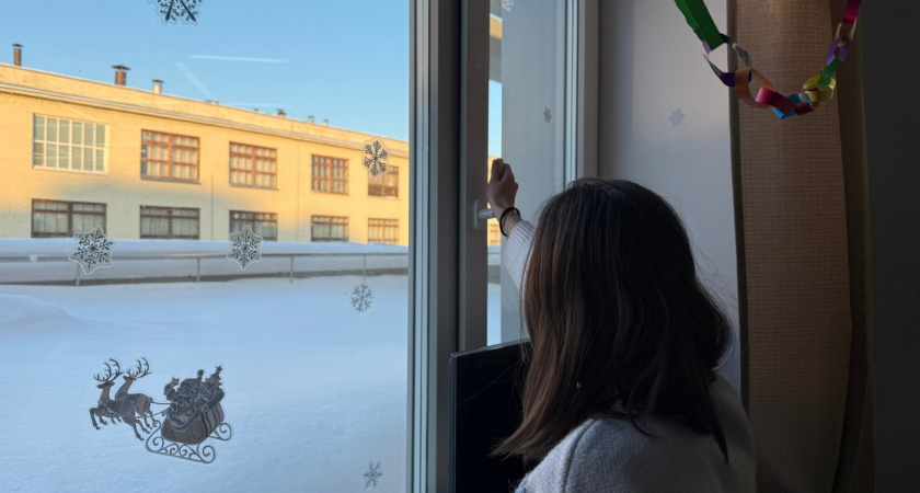 Что делать, если ручка на пластиковом окне не закрывается до конца? 2 минуты - и готово