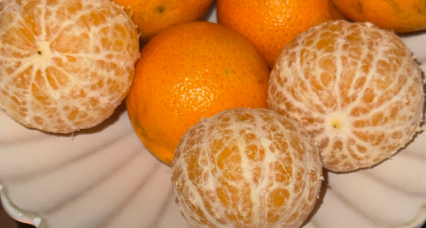 Смотрим на пупок и кожуру: как выбрать сладкие мандарины, не пробуя: советы для похода в магазин