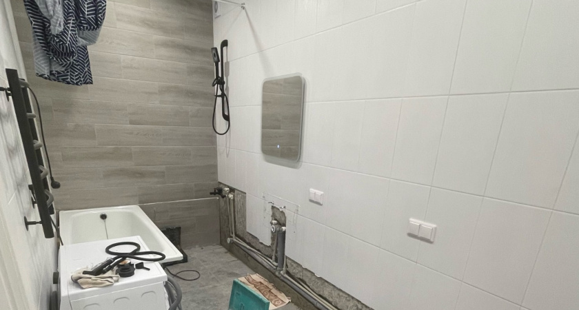 Нужна ли плитка за ванной или нет? Строители поставили точку