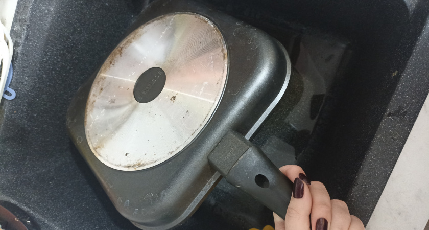 Смешиваю колу с содой - и нагар сам сползает со сковородок пластами: супер чистота за 7 минут