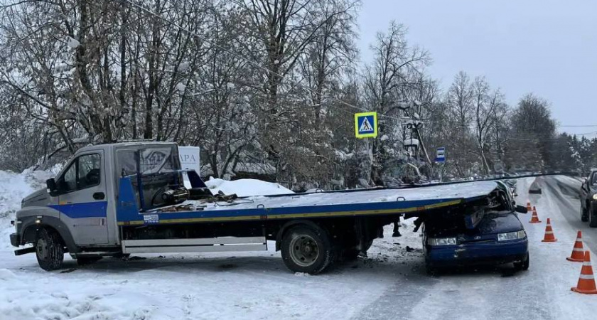 В Кирове эвакуатор столкнулся с легковушкой: женщина-водитель получила травмы