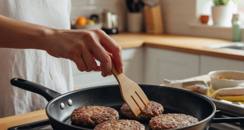 Котлеты, которые все принимают за ресторанные: готовлю их всего из двух продуктов