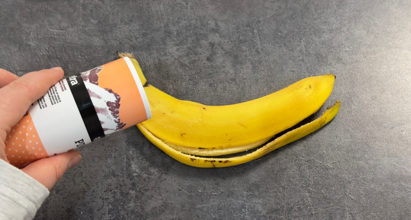 Банановую кожуру посыпаю солью — весь февраль не нарадуюсь своей смекалке: лучший лайфхак для лентяев