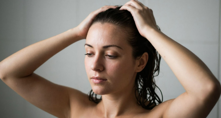 Добавила копеечное средство в шампунь - и прыгаю от счастья: аналог салонного пилинга - результат за 3 дня