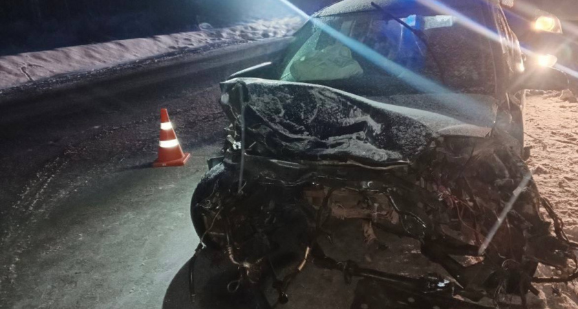 Двое погибли, один ранен: две легковушки смяли друг друга на трассе под Кировом