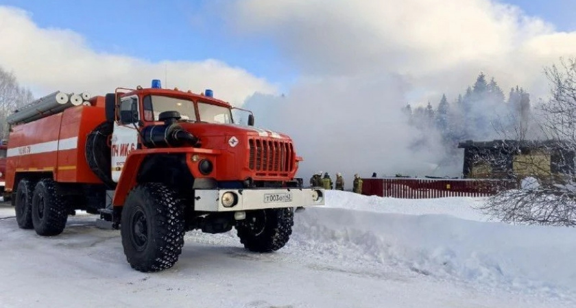 При мощном пожаре в Омутнинском районе погиб один человек