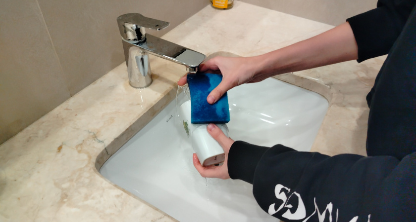 Вантуз - это уже прошлый век: я просто высыпаю пачку дрожжей в раковину, и к утру трубы как новые