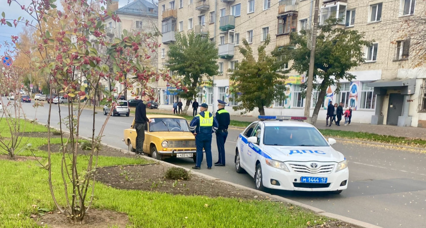 Инспектор ГИБДД остановил автомобиль и требует водителя проехать за ним в отдел полиции: как действовать в такой ситуации