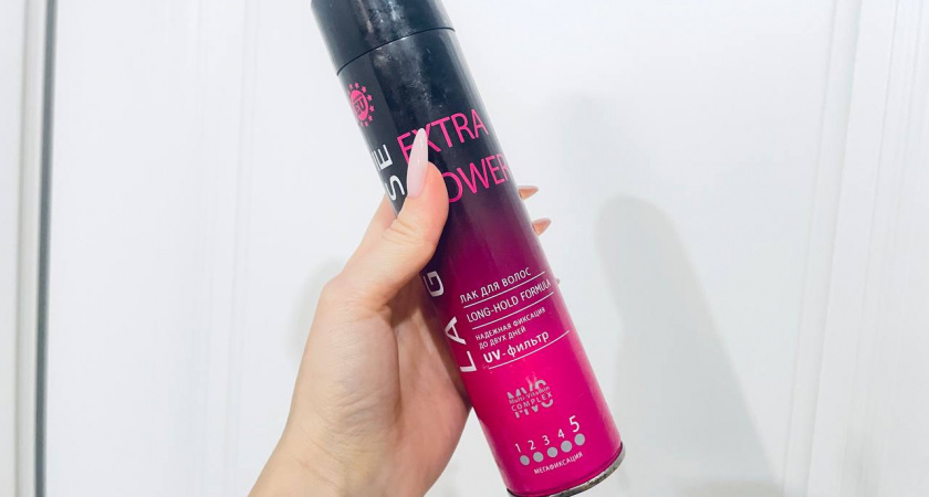 Брызгаю лак для волос на ноги, одежду и молнию: 8 полезных хитростей, как использовать его с умом