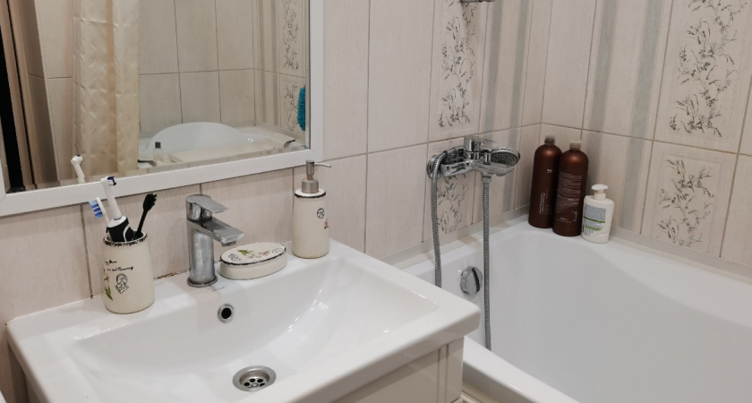 Сантехника больше не вызываю - нашла 3 способа, как прочистить слив. Все уже есть под рукой