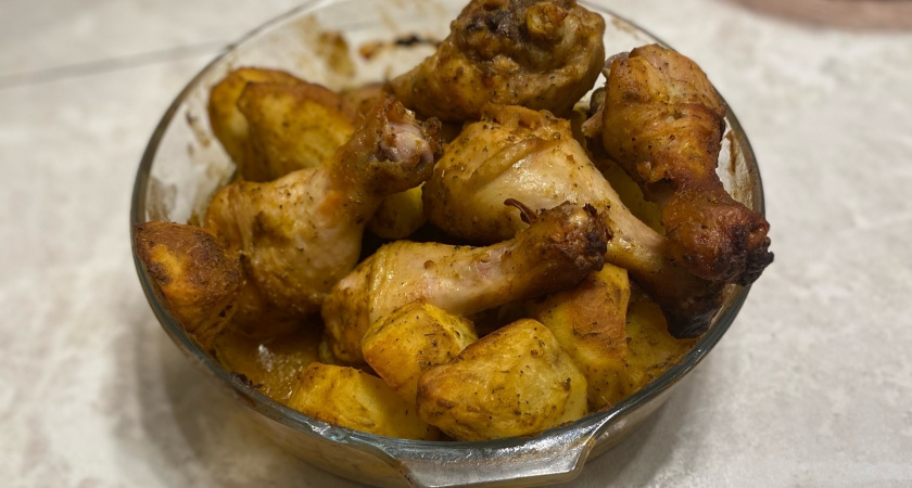 Этот рецепт стал хитом среди моих знакомых: готовлю его максимально просто -  курочка "По-деревенски"