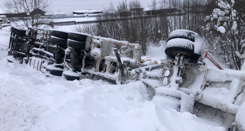 Лесовоз упал в кювет в попытке миновать пункт контроля на трассе около Кирова