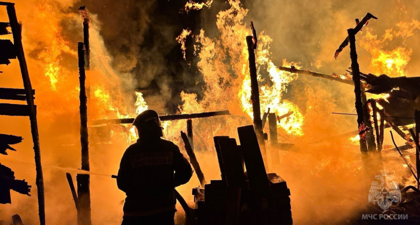 150 "квадратов" трехквартирного дома вспыхнули в Кирово-Чепецком районе