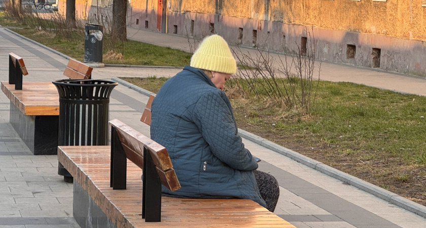 Моей тете 65, а она уже никого не пускает в свой дом: постояли на пороге и хватит. Теперь поняла, почему она так делает