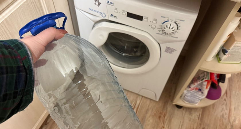 Положила пластиковую бутылку за стиралку - мелочь, а польза огромная
