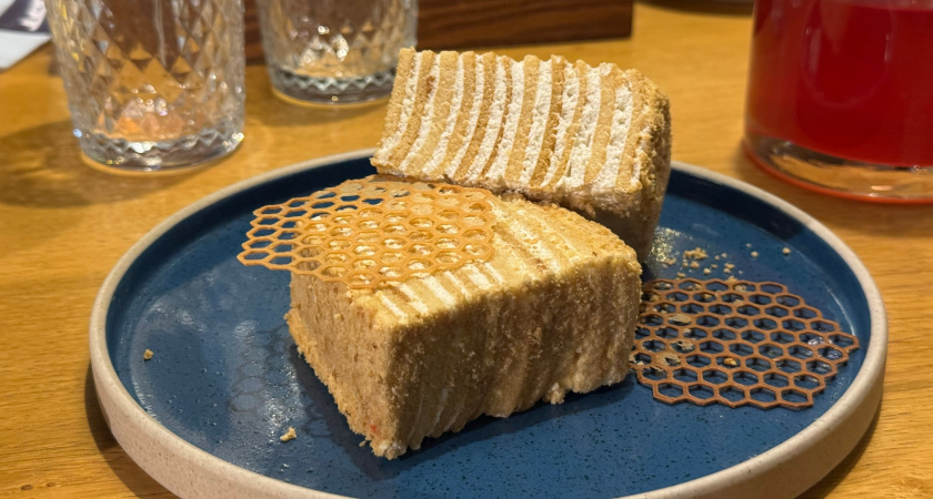 Медовик-экспресс за 15 минут: пока все раскатывают коржи, я делаю по-умному