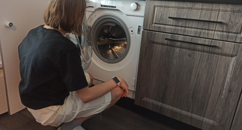 Чтобы понять, пора ли чистить от накипи стиралку - выключаю свет и беру в руки телефон. Гениальный лайфхак 