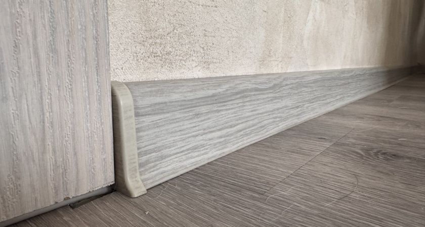 А зачем нужен плинтус? Многие убирают его ради дизайна, а потом сталкиваются с неприятным сюрпризом