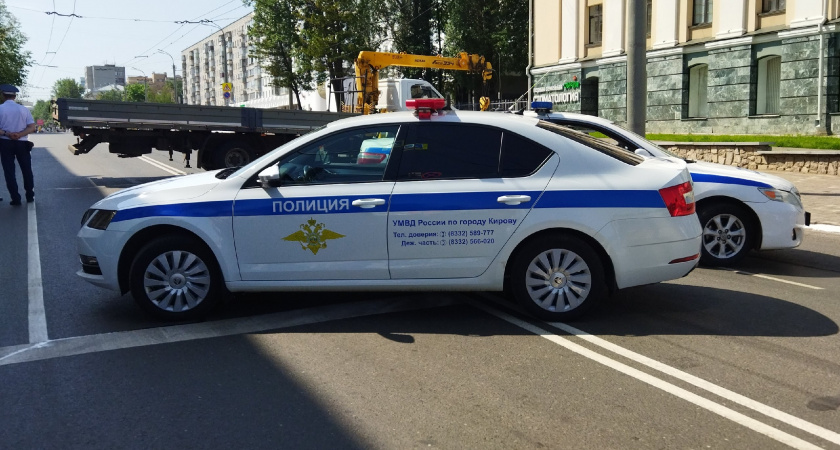 Остановил гаишник, требует телефон для проверки: обязан ли я его предоставить - ответ юриста