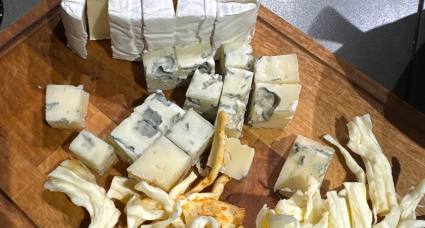 Как я отличаю настоящий сыр от сырного продукта: шесть советов, которые помогут избежать покупки подделки