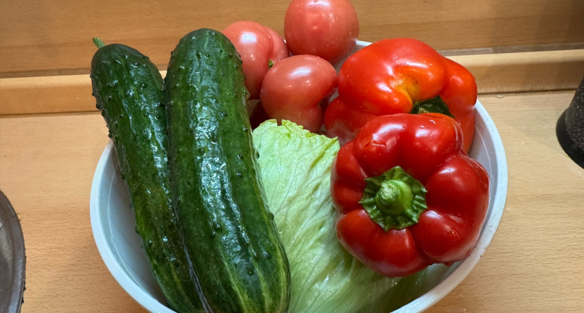 Секрет сочного овощного салата оказался не в соусе, а во времени посола помидоров: вот когда нужно сыпать специи