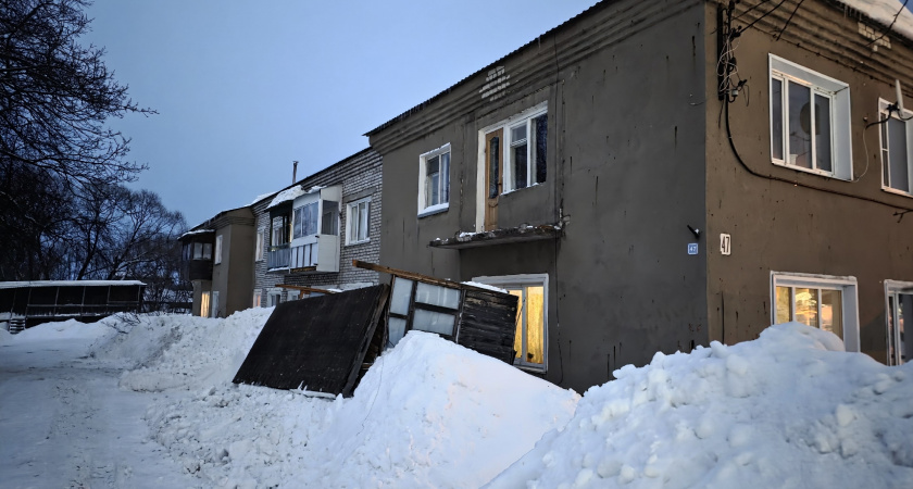 Под тяжестью снега рухнул балкон в жилом доме Кировской области